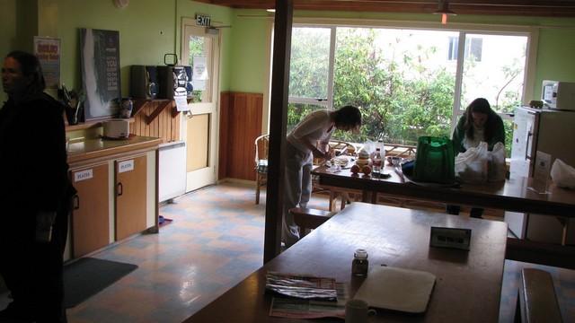 2007-05-23 NZ Te Anau, Milford IMG_8250 Kitchen at Lakeside Lodge in Wanaka